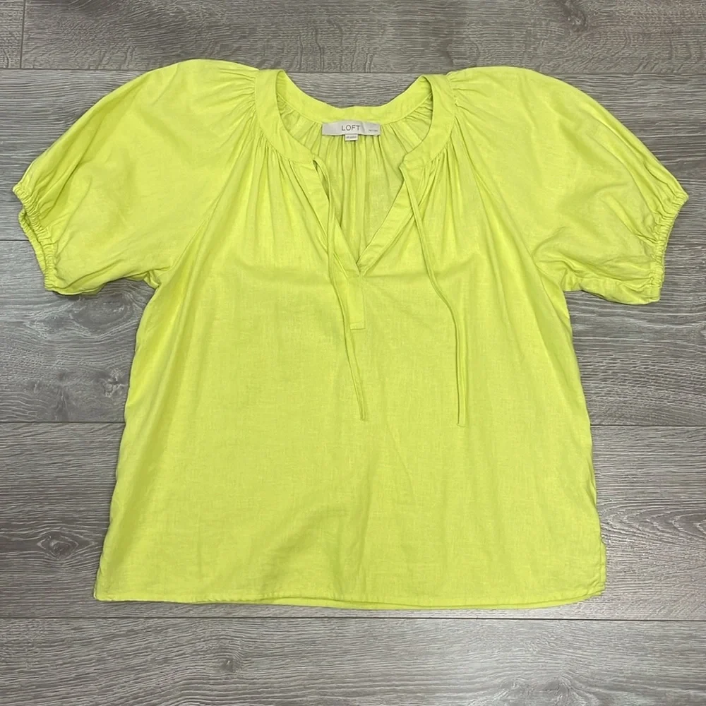 NWOT Loft Linen Blend Chartreuse Puff Short Sleeve Peasant Blouse Split Neck MP